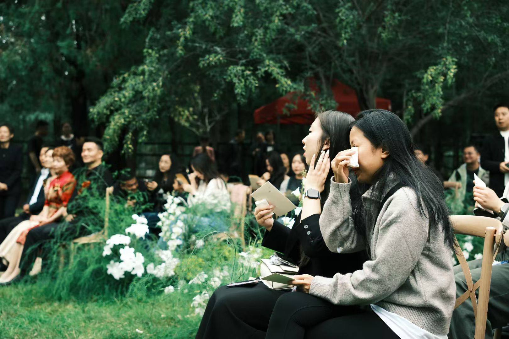 Guests seated close to airy white flowers in the garden